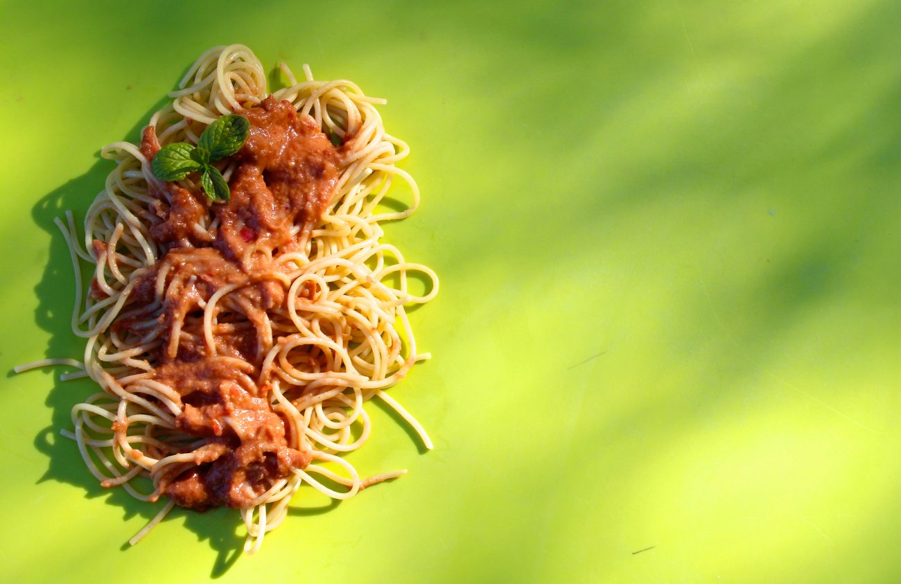 spaghetti με κρύα σάλτσα αβοκάντο